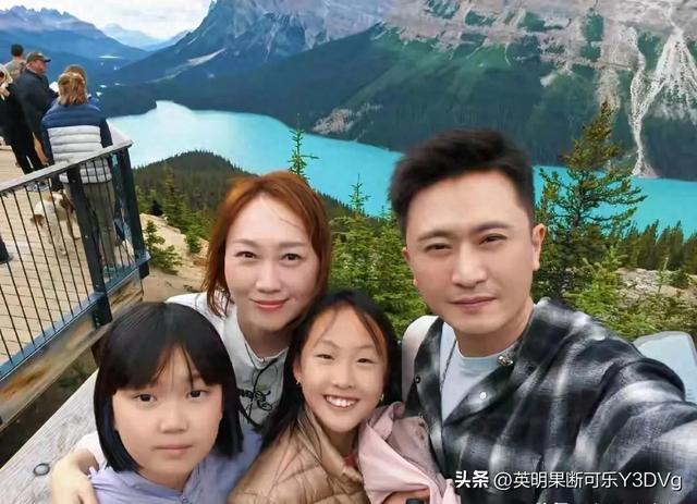 主持人杨帆一家在加拿大旅行，俩女儿一个像爸一个像妈，好幸福