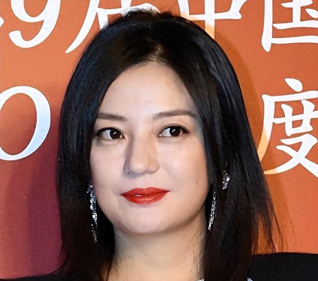 落毛凤凰不如鸡！49岁赵薇再曝近况，全身包裹严实 不敢露脸怕见人