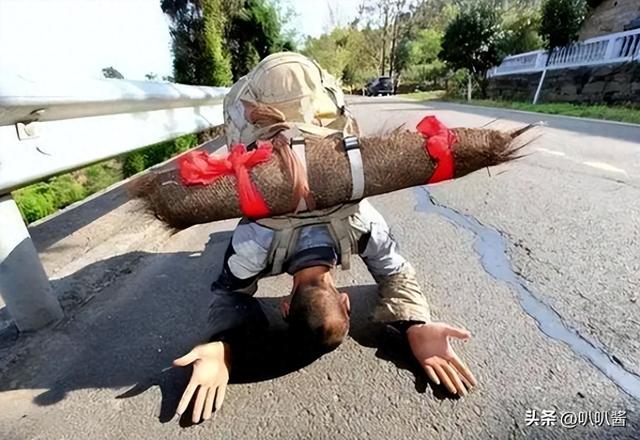 他用八年时间徒步走到拉萨，七步一叩首，7400里，竟磕出“天眼”