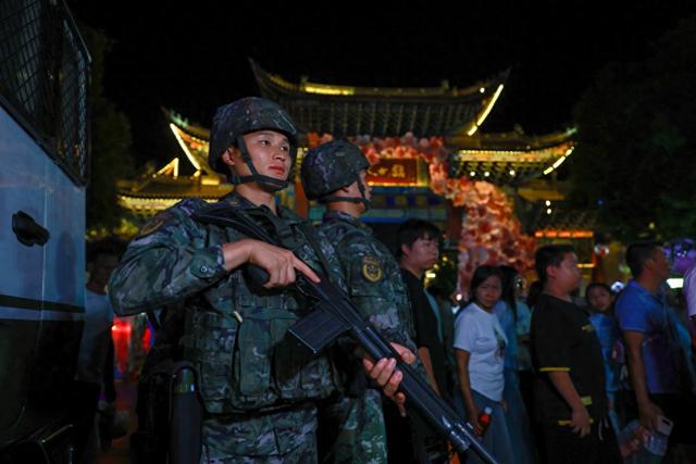 楚雄彝族自治州火把节，武警官兵保障游客平安出行