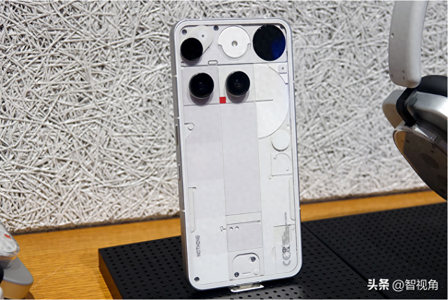 Nothing旗舰手机“Phone(3)”放弃发光背面，采用新“Glyph矩阵”