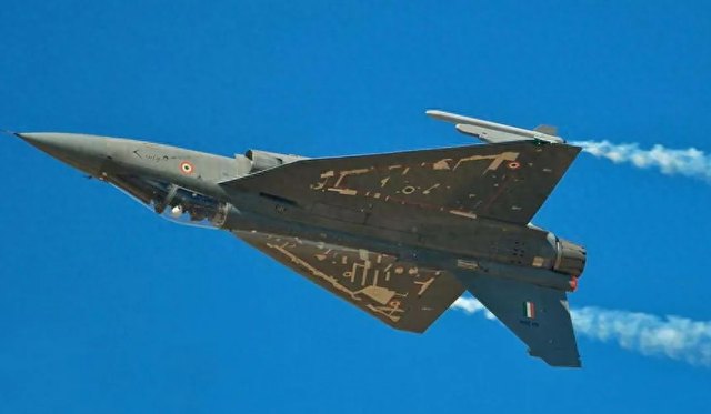 印度战机又“爆雷”，迪拜航展漏油，用手提袋救场，难掩军工隐患