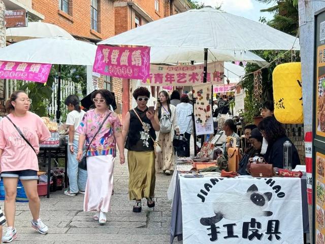 曲靖老街“潮”起：艺术集市焕新生 市民游客共欢腾