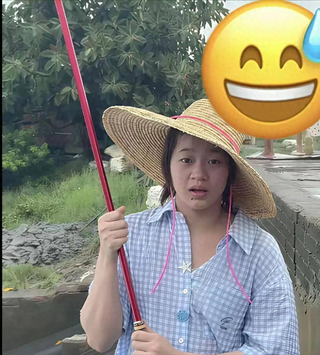 全红婵回到广东，脸上的婴儿肥还没消，就已经站在了十米跳台上。