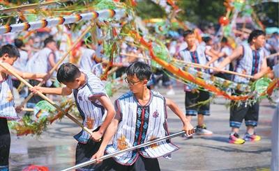 盛夏水龙“舞”出新活力