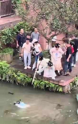 女游客景区落水后续！白衣小伙下水施救，令人恶心的一幕发生。