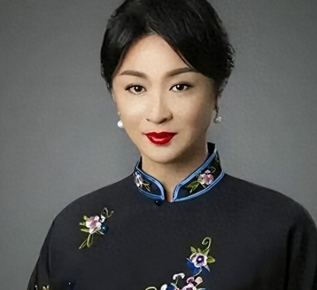 57岁金星定居法国，身材发福满脸褶子连胸都小了，越来越像男人
