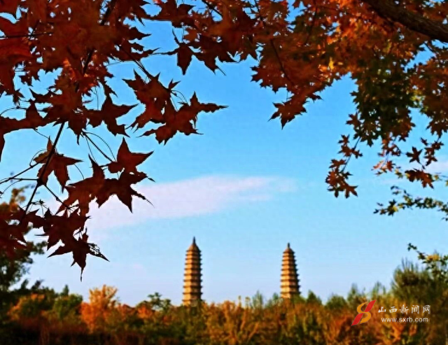 太原双塔公园秋色正浓 红叶与古塔共绘诗意画卷