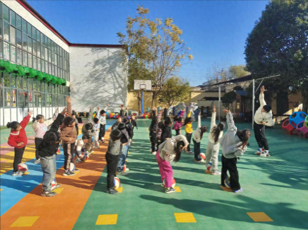 幼儿园全免费政策一发布，幼教市场瞬间“变天”！动了谁的蛋糕？