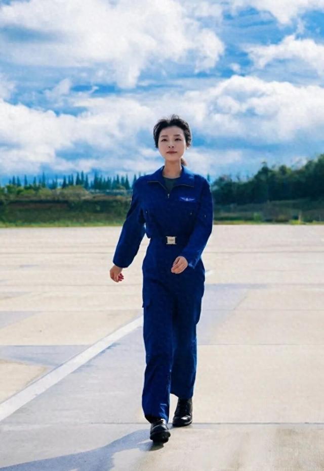 备受关注的00后陆军女飞行员，结婚了！