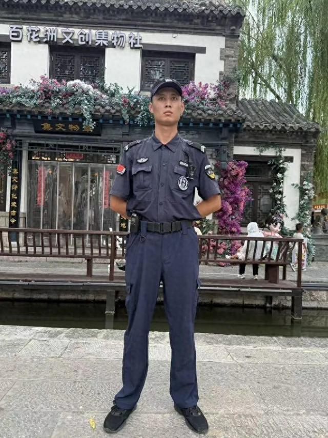 为这份善举点赞！百花洲景区一游客落水，95后保安小哥立即下水施救