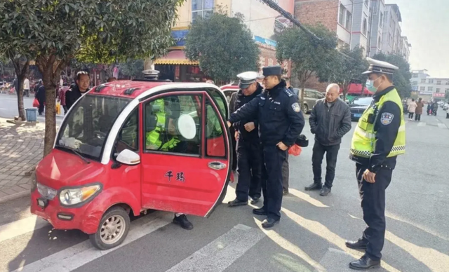 12月1日起，电动车又有新规，2类车禁止上路，5大违法行为严查！