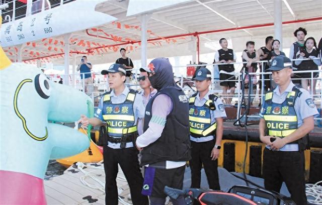 三亚蜈支洲海岸派出所警企联动，用景区平安换游客安心警察常见 警车常在 警灯常亮