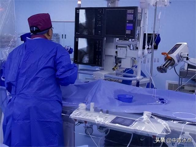 这种脑机接口不用脑袋“开口”了，那个因脑梗而偏瘫的男人，靠意念抬起了胳膊