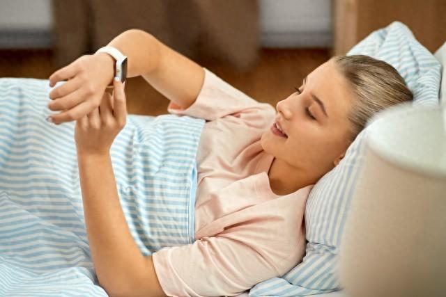 不戴智能手表时睡得挺好，戴上反而不会睡了。睡眠打分引发失眠。