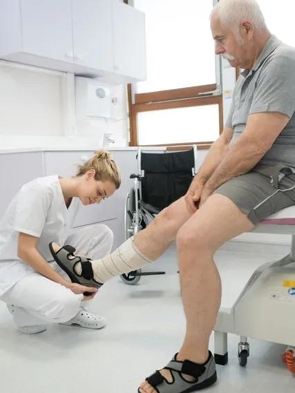 古话说:"五十看腿，六十看耳，七十看命":人的相貌，其实大有学问