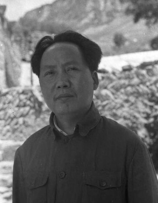 彭老总也曾忍不住问毛泽东：你没上过军校，打起仗来为何用兵如神