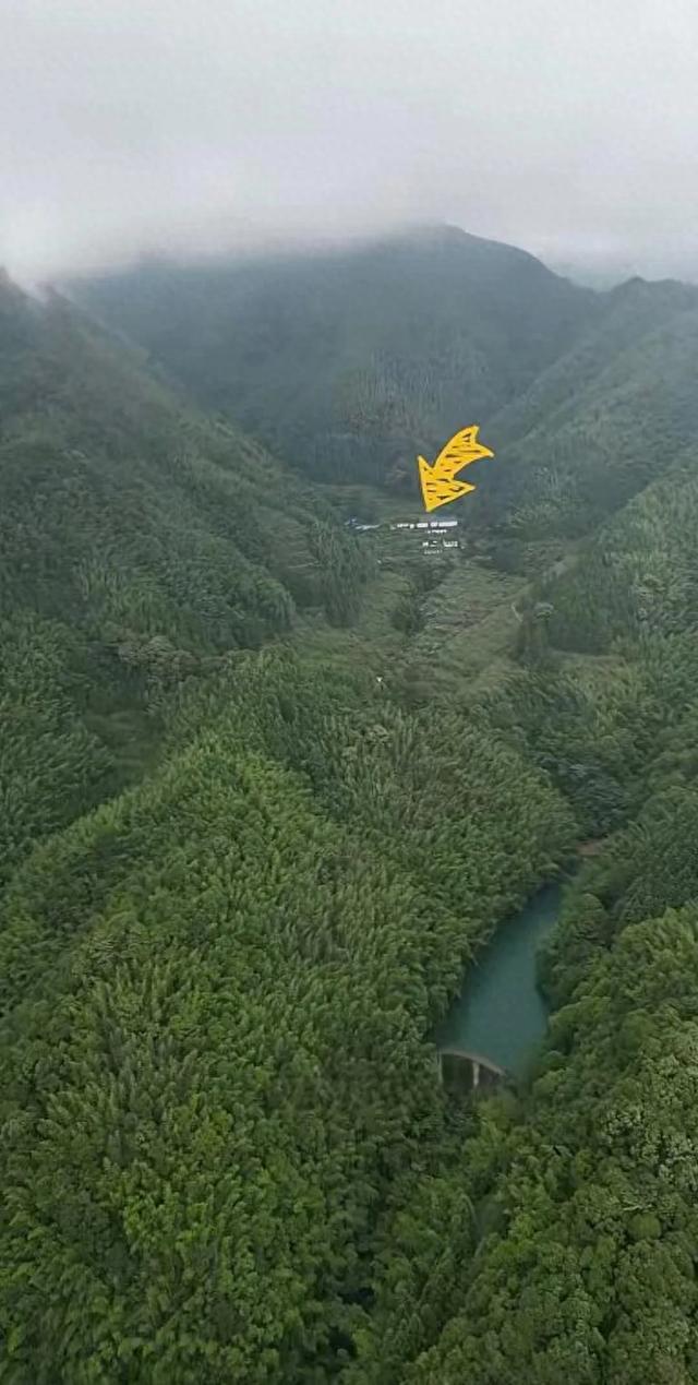 在粤北山区隐藏了一处原生态无人居住的村庄，周围荒废杂草丛生