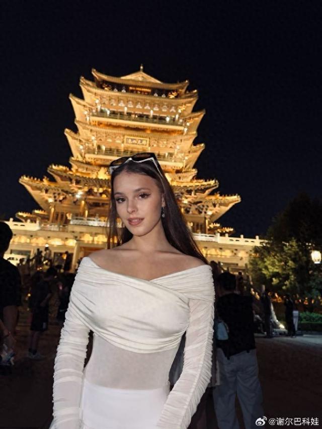 太美了，奥运冠军谢尔巴科娃打卡济南趵突泉