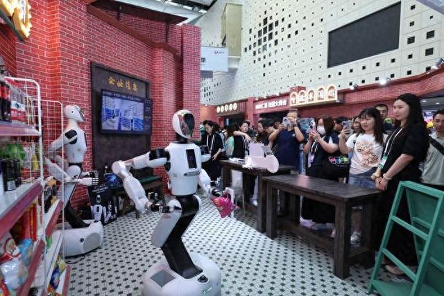 2025 WAIC 银河通用机器人多场景技能集中亮相