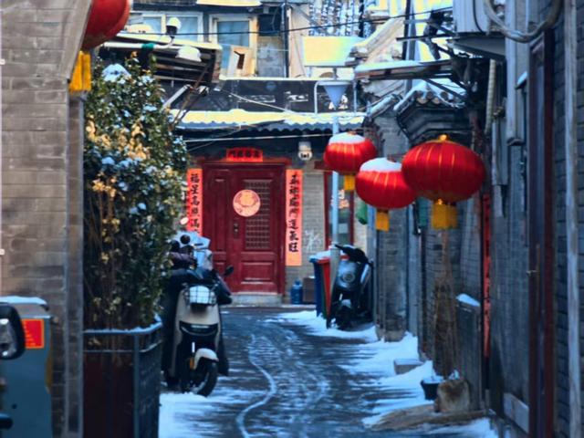 什刹海边古韵盎然！老北京胡同里灯笼披薄雪，分外静美