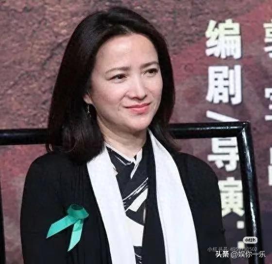 何晴告别式低调举行，许亚军带儿子现身双眼通红，两鬓斑白显憔悴