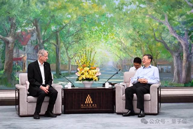 Hinton上海对话周伯文：多模态聊天机器人已经具有意识