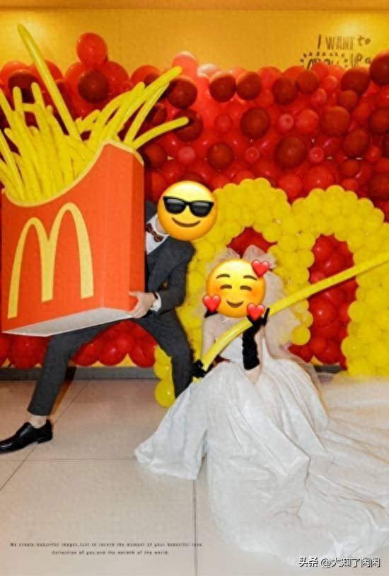 结婚玩什么游戏整新郎（在麦当劳办婚礼不订酒席订汉堡年轻人结婚这样玩才够潮）
