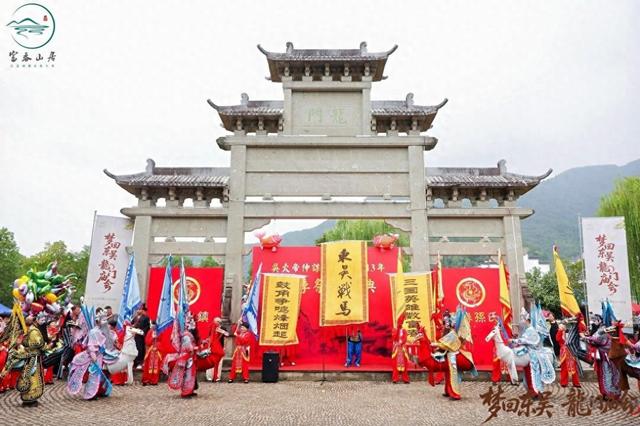 国庆中秋长假首日“炸”场！龙门古镇逛到腿软停不下来，美食吃到扶墙走！