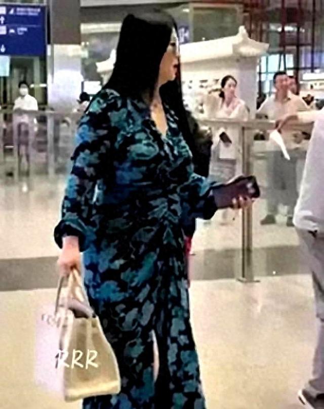 200斤的李湘机场亮相 气场好强大 走起路来肉肉都在颤抖 打扮好有钱