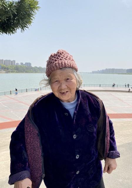 两性关系：80岁奶奶直言，男人过了70岁，只剩这两个好处	，很实在
