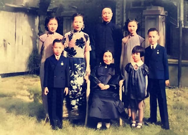 1941年，曾纪芬晚年一张珍贵留影，她虽年事已高，却依旧精神矍铄
