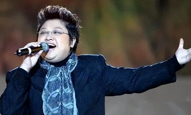 人在做天在看，韩红五年前被网友举报私吞巨款 如今坐着也有“错”