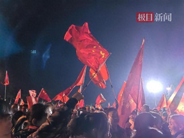 毛主席诞辰132周年，韶山人山人海，有位大爷连续来了20年