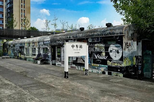 来17号线机车厂站，看看地上的老铁轨
