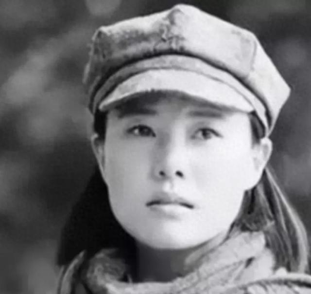 1950我军俘获一女土匪，审讯时她却说：我是红军，妇女独立团排长