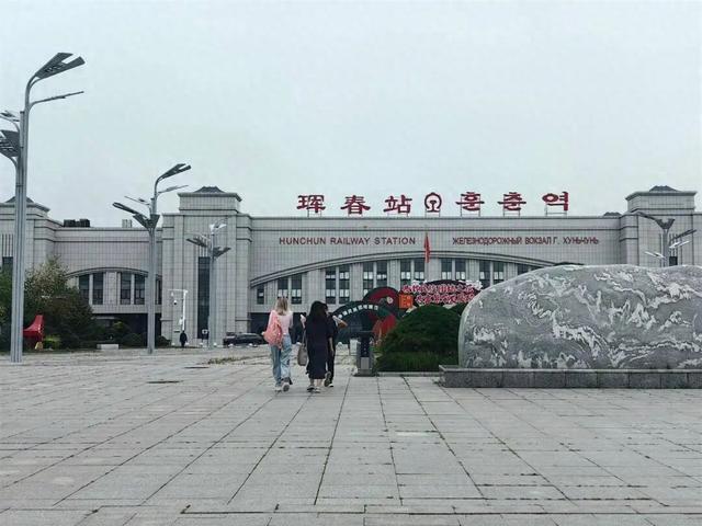 实探中俄互免签证前的边境小城：4日游只需600多元，俄罗斯游客大包小包购物，店员学俄语招揽生意