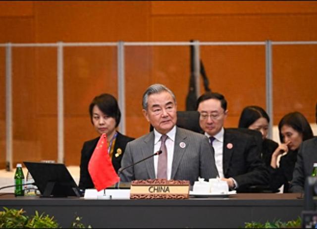 王毅外长立下大功，用美国最意想不到的方式，中国接下了“战书”