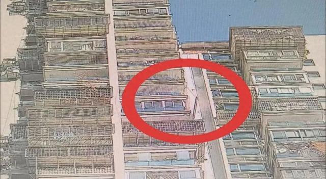 太吓人！厦门一小区26楼突然掉下一长条砖块	，砸在楼栋大门口；业主：多处外墙有裂缝