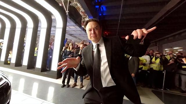 万亿薪酬落袋！马斯克跳舞庆功，特斯拉汽车卖不动，却押注机器人