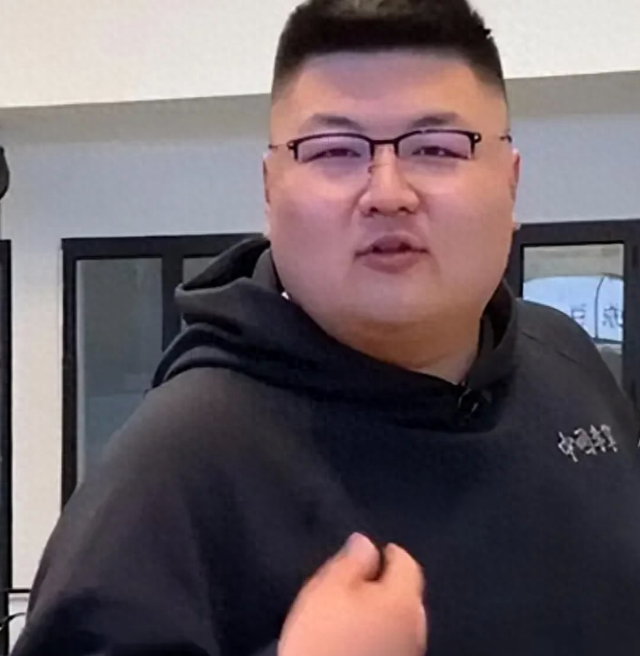 离婚一个月后再看猴哥与前妻，一个开始找下家	，一个“名声扫地”