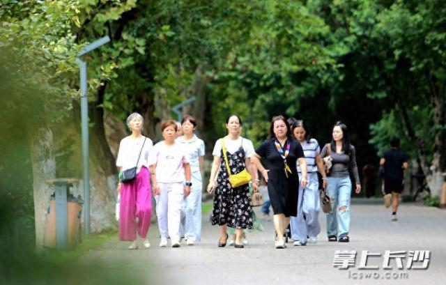 组图｜长沙降温，湖南烈士公园迎市民“清凉之约”