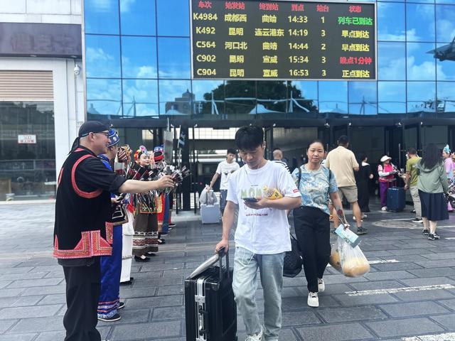 “避暑专列”首发抵曲 川渝游客轻松享“清凉”