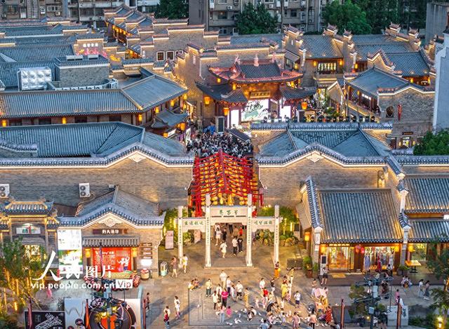 湖北襄阳：古城“夜经济”红火