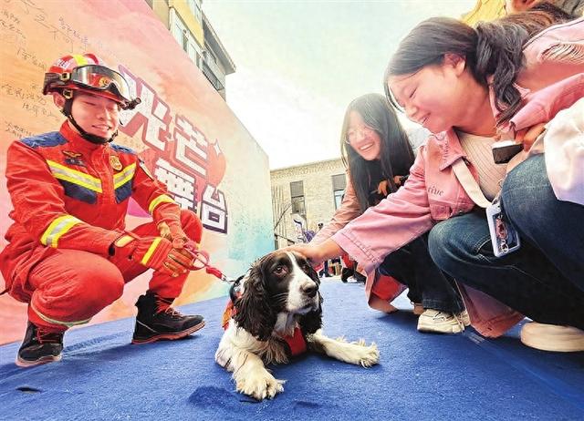 太原钟楼街“消防小镇”成打卡热门地