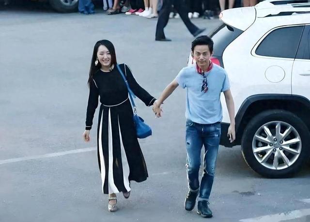 51岁何炅牵手54岁杨钰莹，这画面甜到犯规！