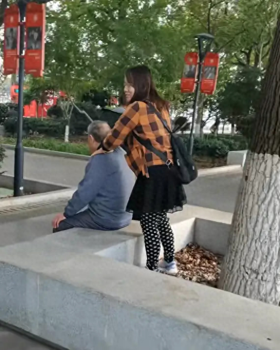 公园惊现“大婶”老板！几十块让全城大爷每天排队打卡