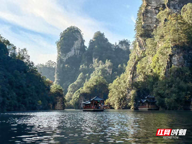张家界宝峰湖：暖阳峰林碧水间 画舫游船引客来