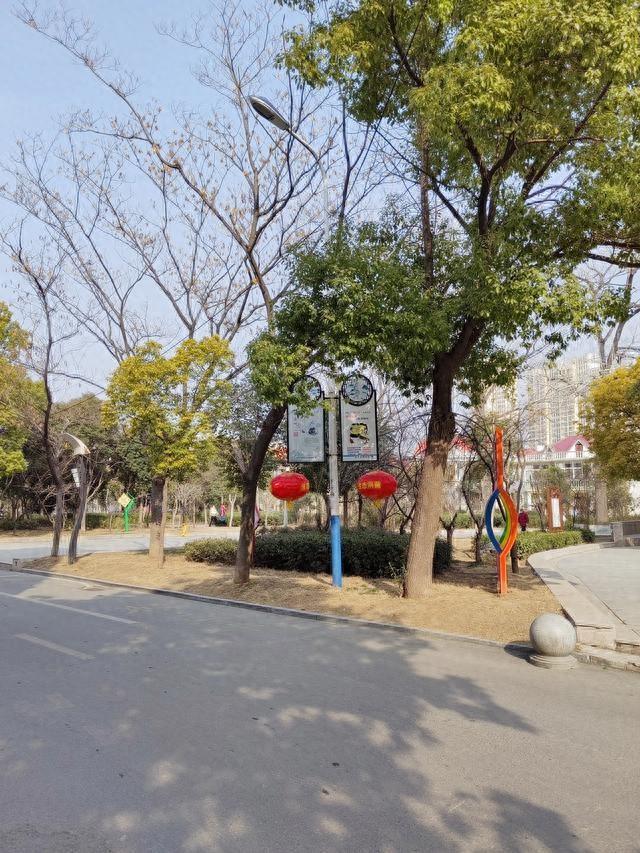 朴实的反义词（农村的人现在还朴实吗）