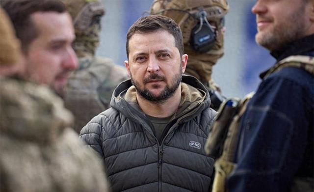 泽连斯基亲站城门口，俄却宣称已占领！平行世界战场现"时空错乱"